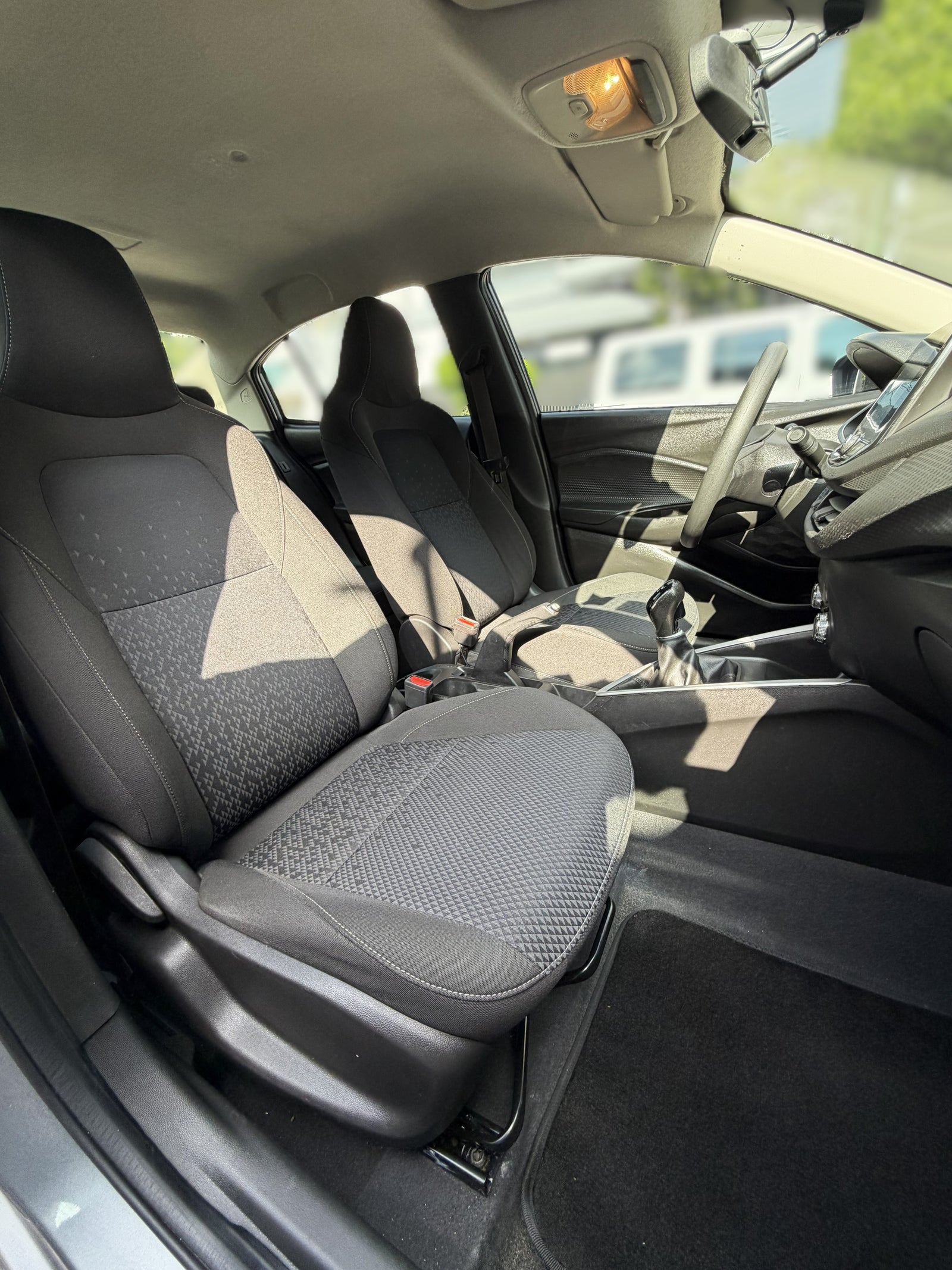 2021 - Chevrolet Onix Versión LT Sedán STD