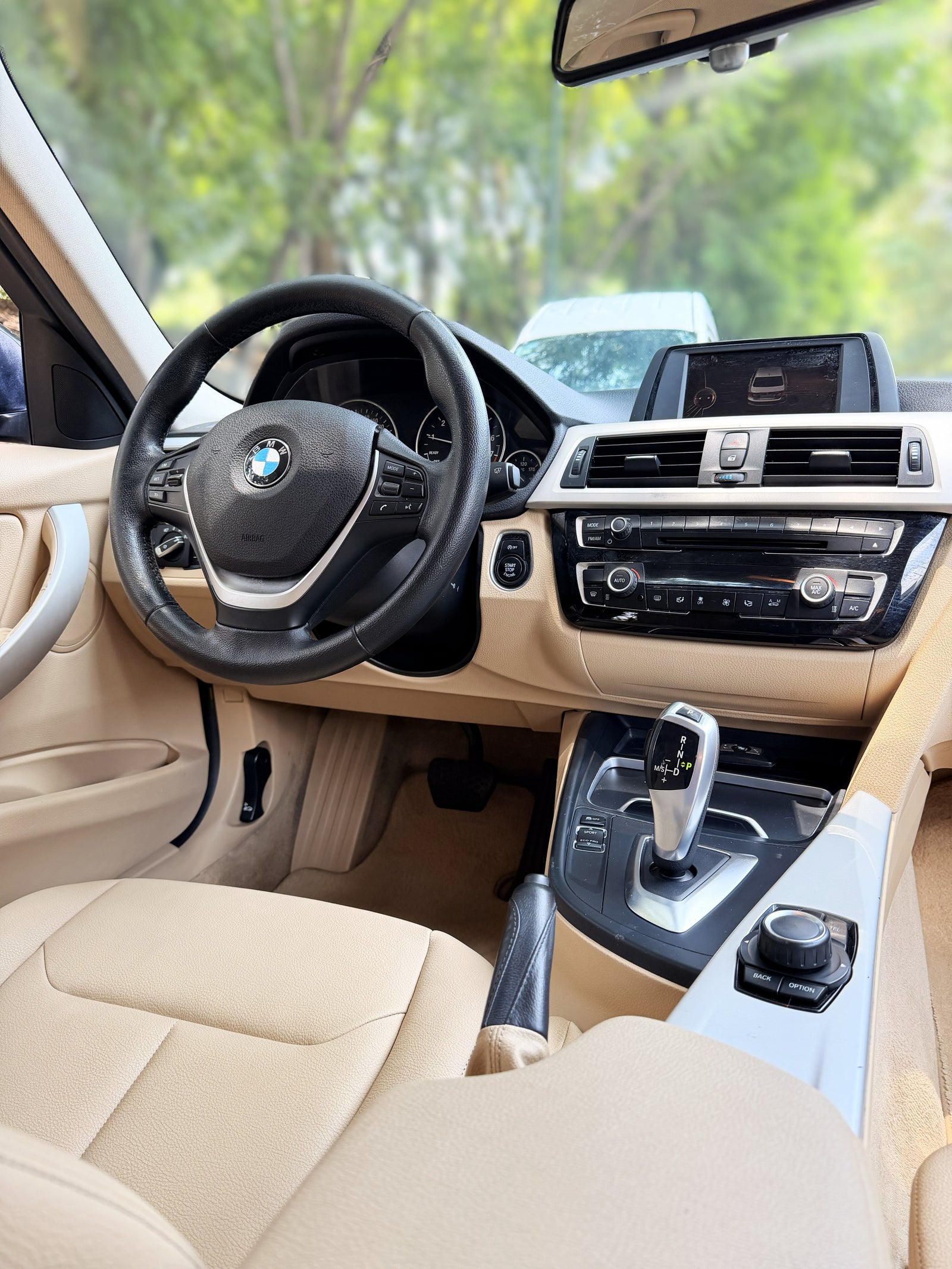2017 - BMW Serie 3 320iA Business Sedán TA