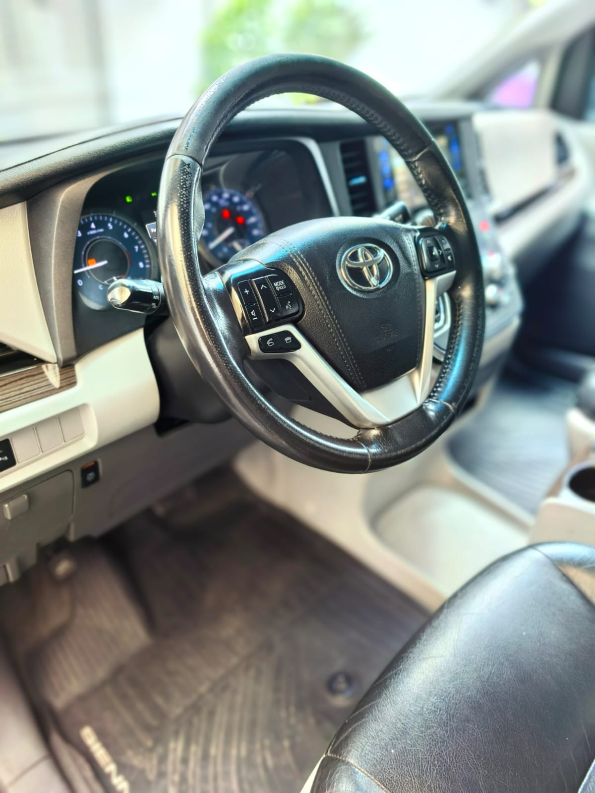 Toyota Sienna XLE Piel - 2017