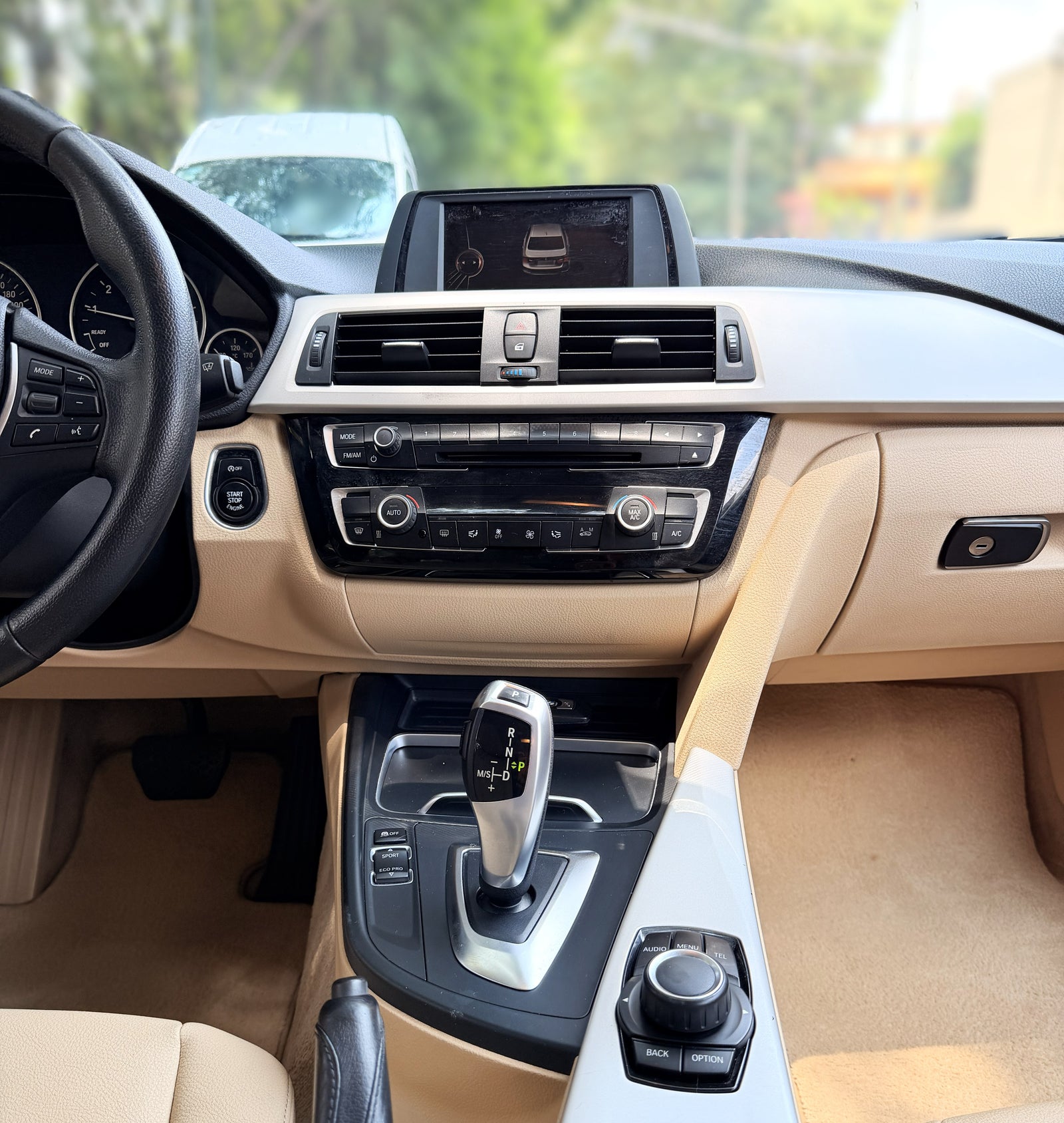 2017 - BMW Serie 3 320iA Business Sedán TA
