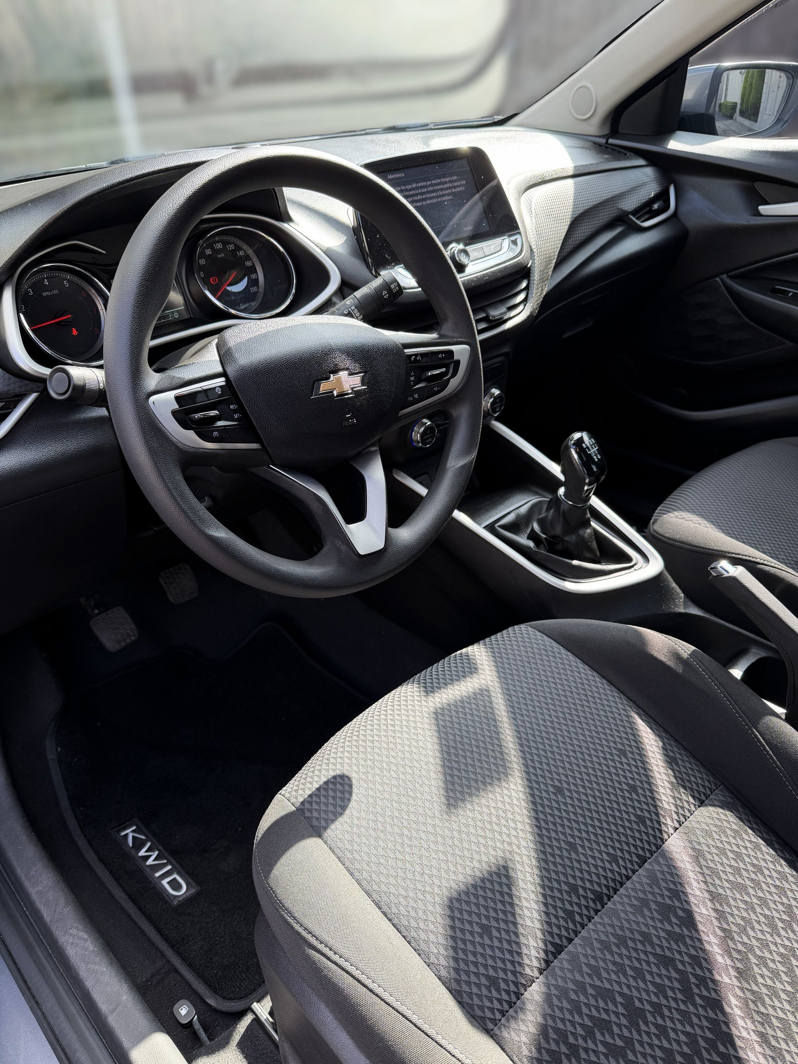2021 - Chevrolet Onix Versión LT Sedán STD