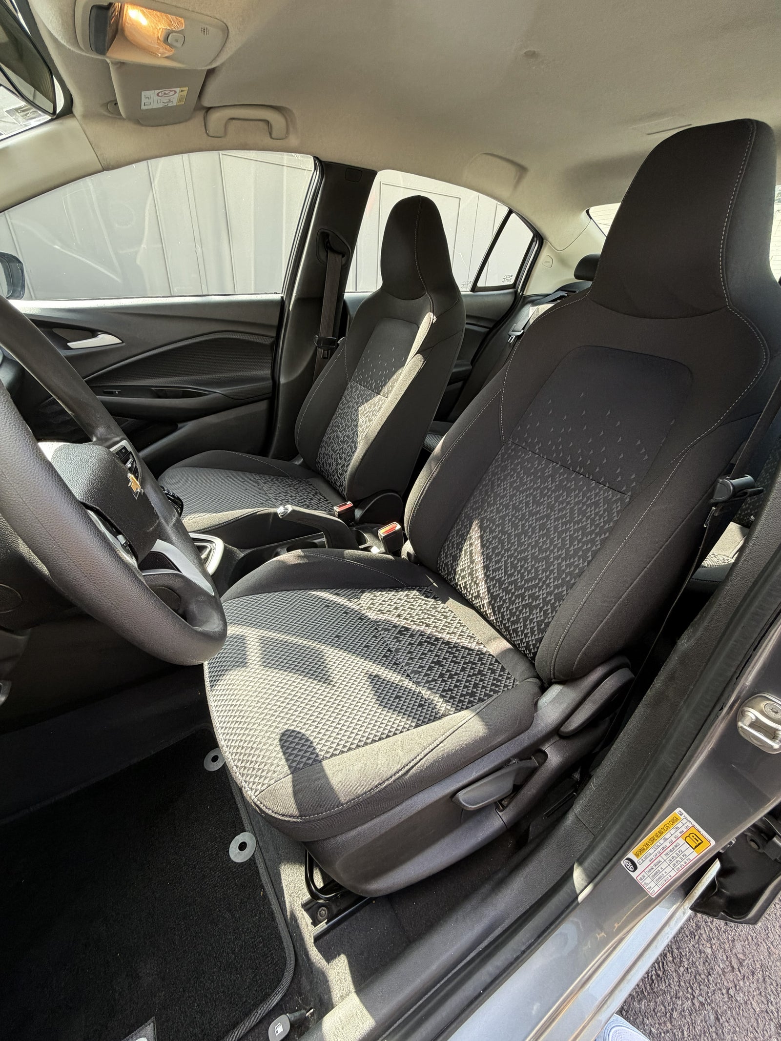 2021 - Chevrolet Onix Versión LT Sedán STD