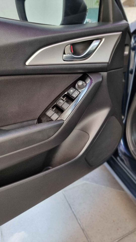 2018 Mazda 3 Hatchback S