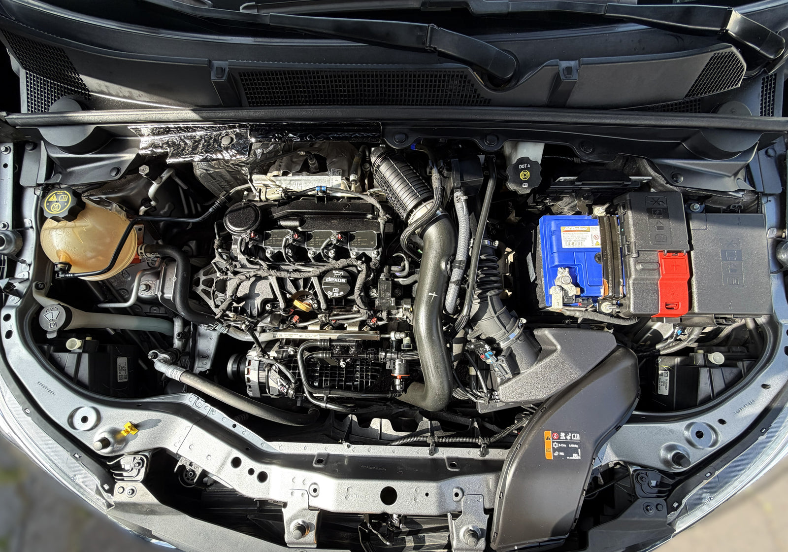 2021 - Chevrolet Onix Versión LT Sedán STD
