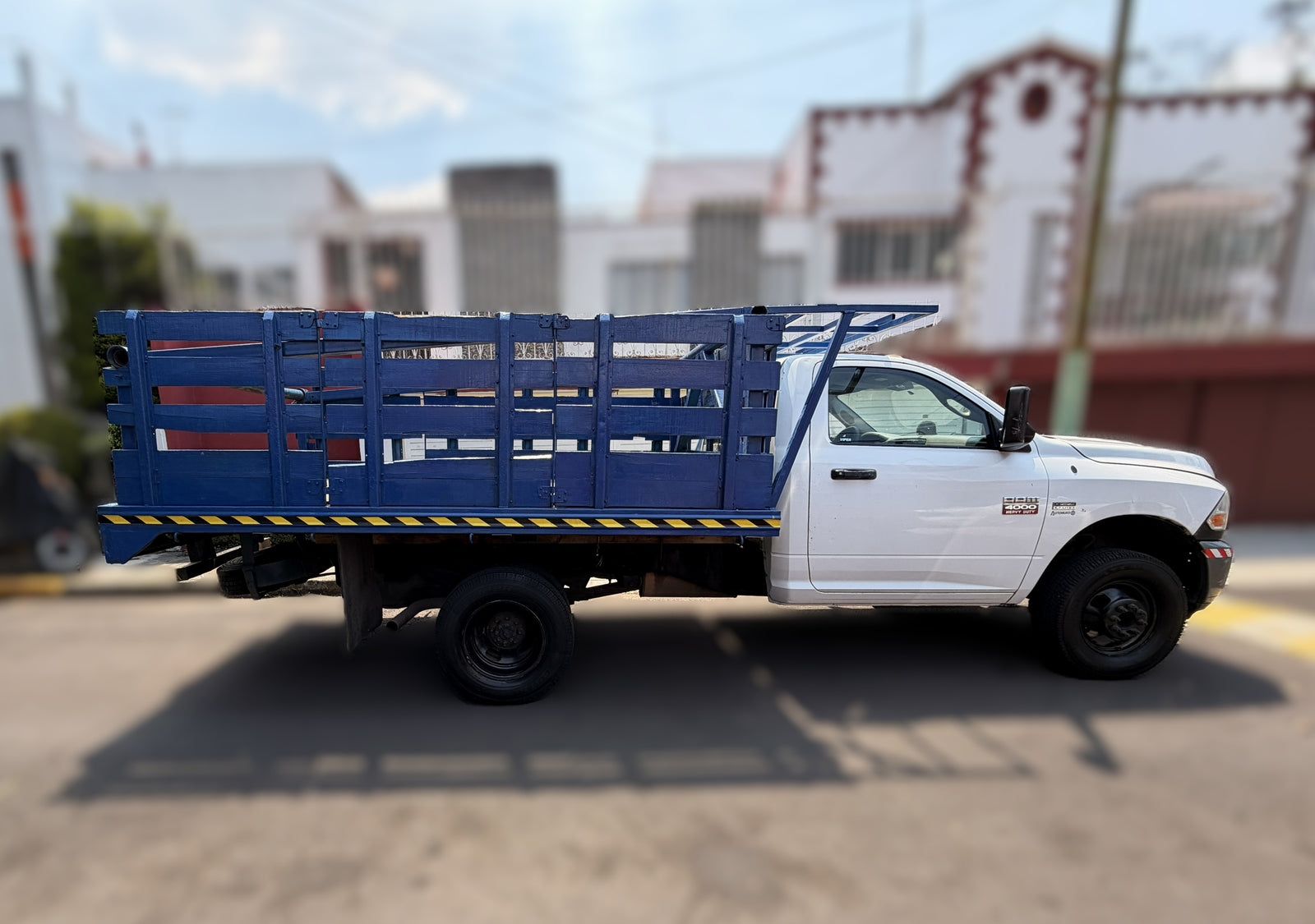 2011 – RAM 4000 Cab P Con Estacas Camión Ligero MA