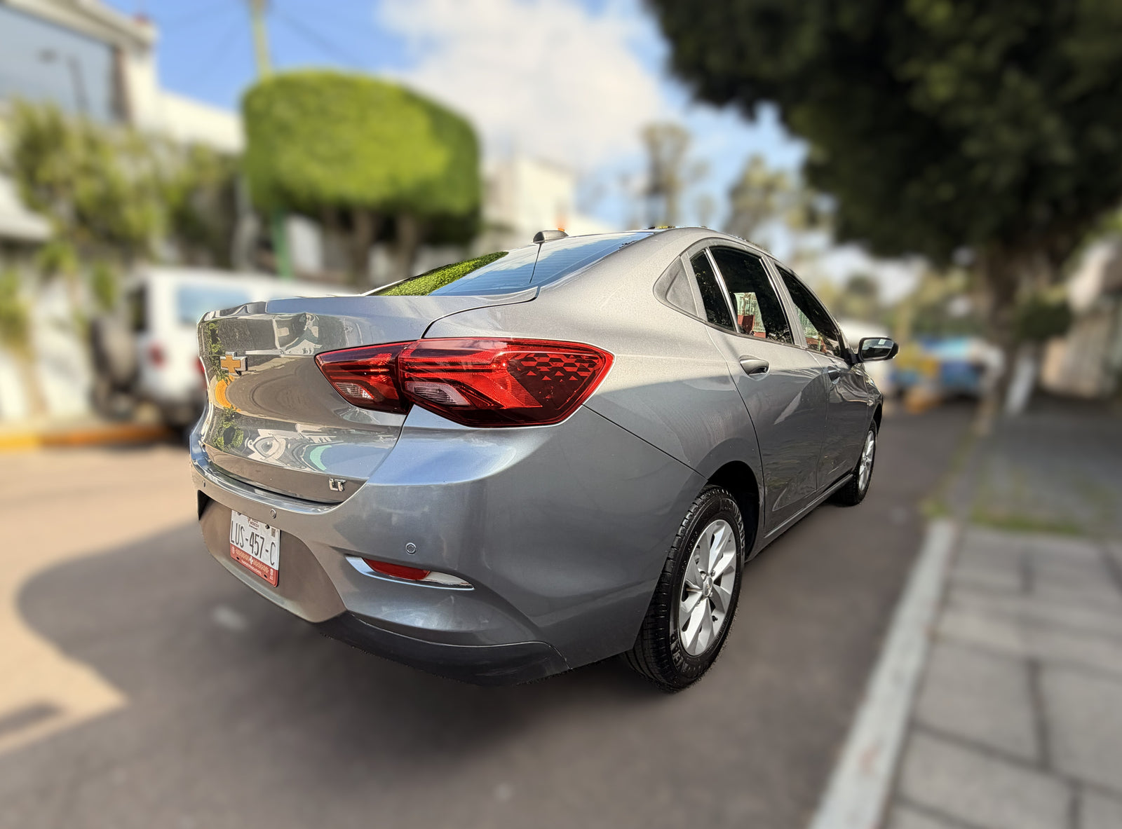 2021 - Chevrolet Onix Versión LT Sedán STD