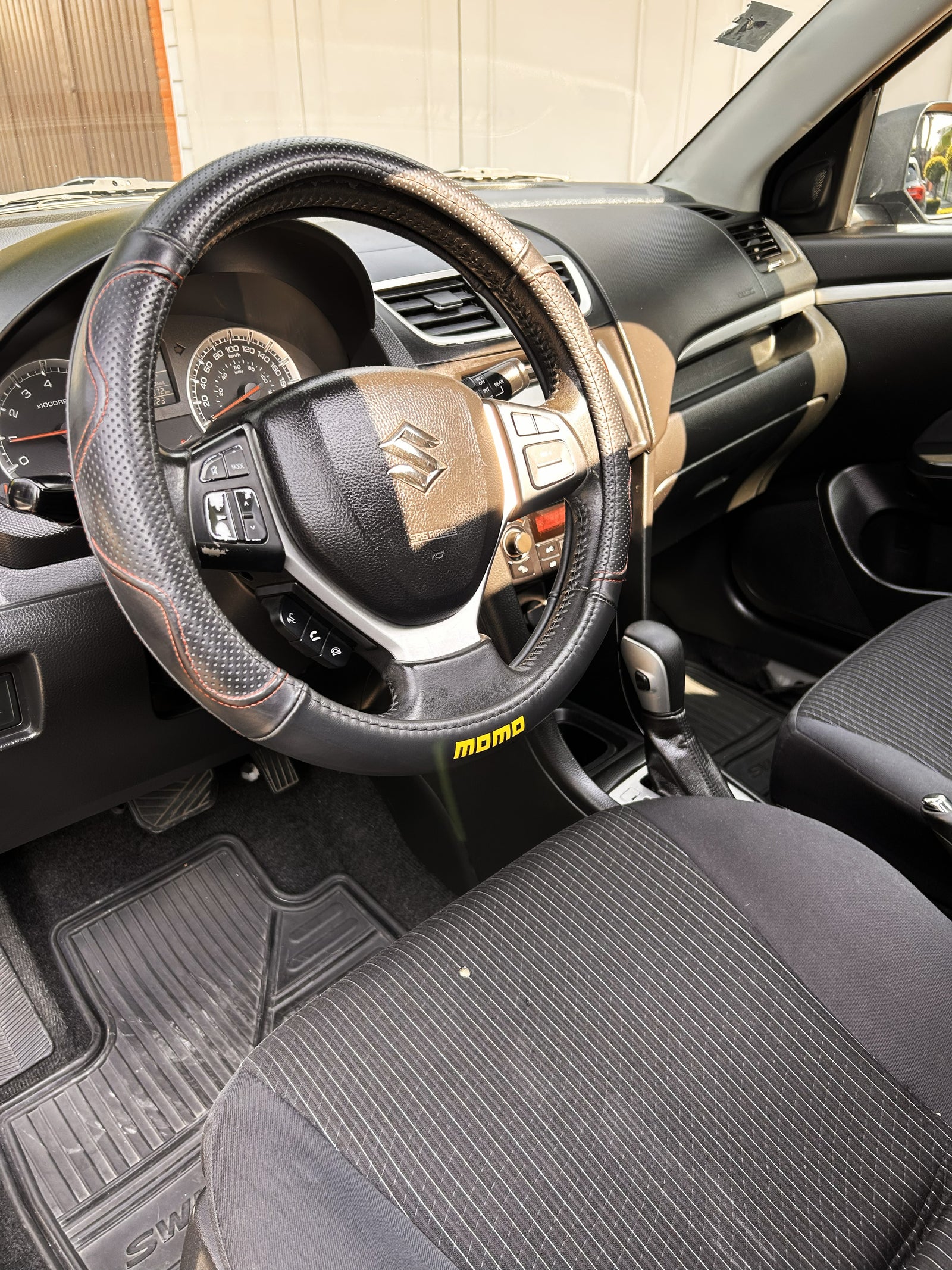 SUZUKI SWIFT GLX - 2015